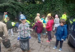 Dzieci podczas akcji "Sprzątania świata"